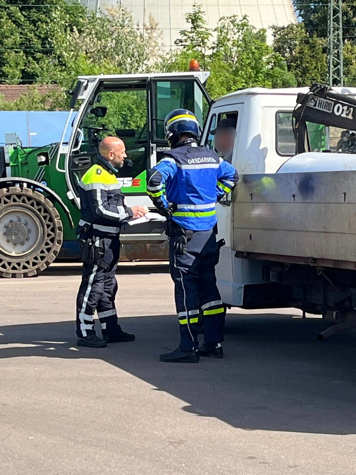 POL-SL: Internationale Kontrolle des Schwerlastverkehrs / Schwerpunktkontrolle von Abfalltransporten in Großrosseln und Dillingen