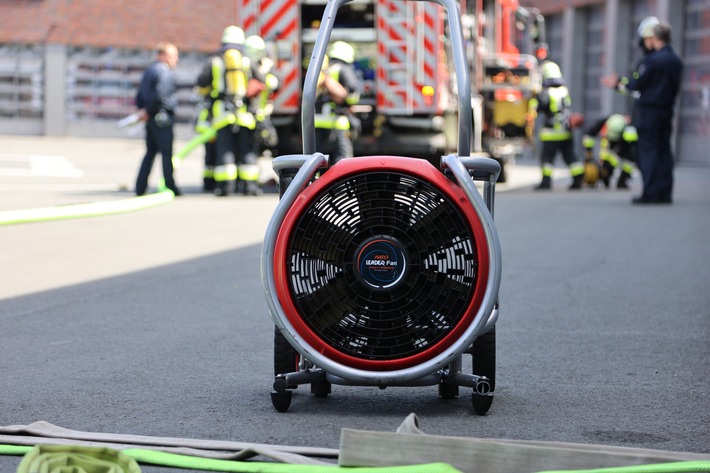 FW-E: Brand in einem Batterieraum der Karstadt Hauptverwaltung, automatische Brandmeldeanlage verhindert Schlimmeres - keine Verletzten