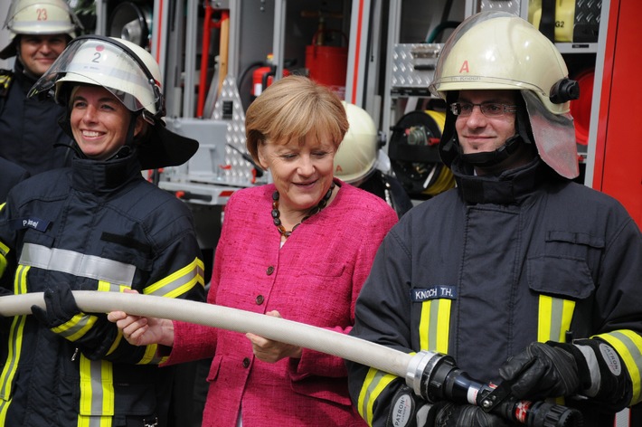 Bundeskanzlerin lobt Engagement der Feuerwehr / DFV-Präsident Kröger: &quot;Zeitgemäße Ausrüstung für Einsatzkräfte wichtig!&quot;