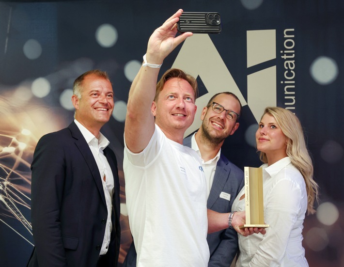 Gewinner des AI Communication Award 2025 mit Vertretern der Jury. / Weiterer Text über ots und www.presseportal.de/nr/103185 / Die Verwendung dieses Bildes für redaktionelle Zwecke ist unter Beachtung aller mitgeteilten Nutzungsbedingungen zulässig und dann auch honorarfrei. Veröffentlichung ausschließlich mit Bildrechte-Hinweis.