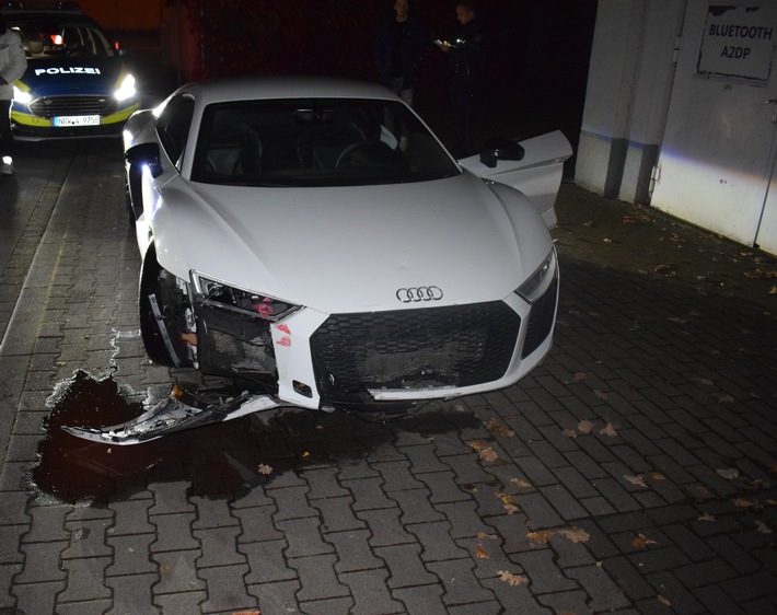 POL-HF: Unfall mit Sachschaden und Flucht- Audi R8 Coupe kommt von Fahrbahn ab