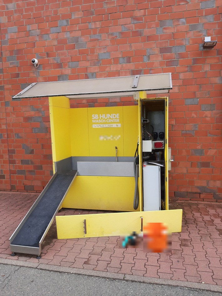 POL-SE: Norderstedt - Aufbruch eines Münzautomaten einer Hundewaschstation - Polizei sucht Zeugen