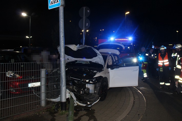 POL-HA: 18-Jähriger will Fußgänger ausweichen und fährt gegen Laternenmast
