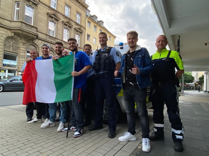 POL-HA: Equilibrio: i tifosi dell'Italia festeggiano serenamente dopo aver vinto l'Europeo