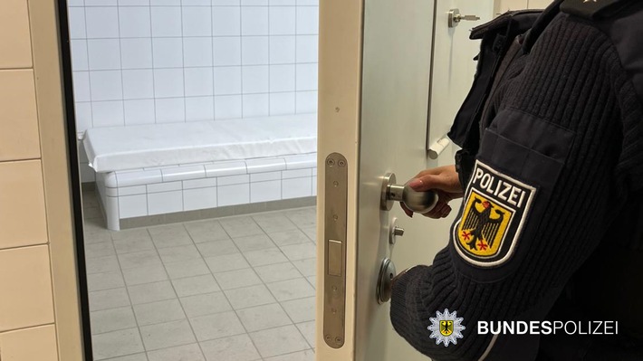 Bundespolizeidirektion München: Aggressiver Ladendieb greift Bundespolizisten mit Glasflasche an