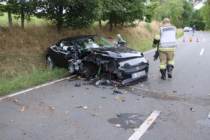 POL-RBK: Wermelskirchen - Jaguar fährt ungebremst gegen einen Baum