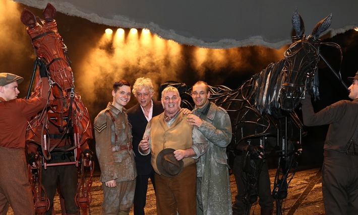 Berlin feiert &quot;Gefährten&quot; / Grandiose Theaterpremiere im Stage Theater des Westens. Das englische Erfolgstsück &quot;War Horse&quot; spielt jetzt in Berlin