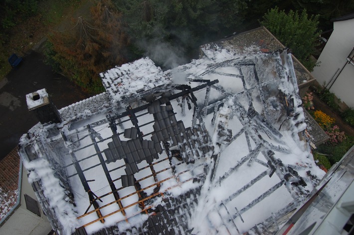 FW-OE: Dachstuhlbrand zerstört Wohnhaus in Attendorn