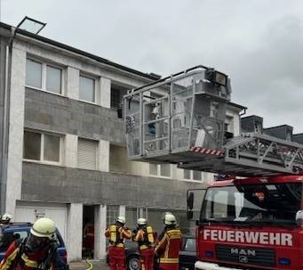FW Düren: Zimmerbrand in Birkesdorf, ein Bewohner gerettet.