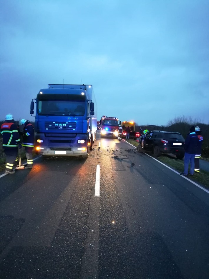 POL-STD: Zwei Verletzte bei Verkehrsunfall auf der L125 zwischen Guderhandviertel und Dollern