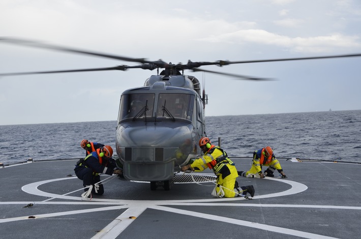 BPOL-CUX: Hubschrauber der Deutschen Marine landete auf dem neuen Bundespolizeischiff