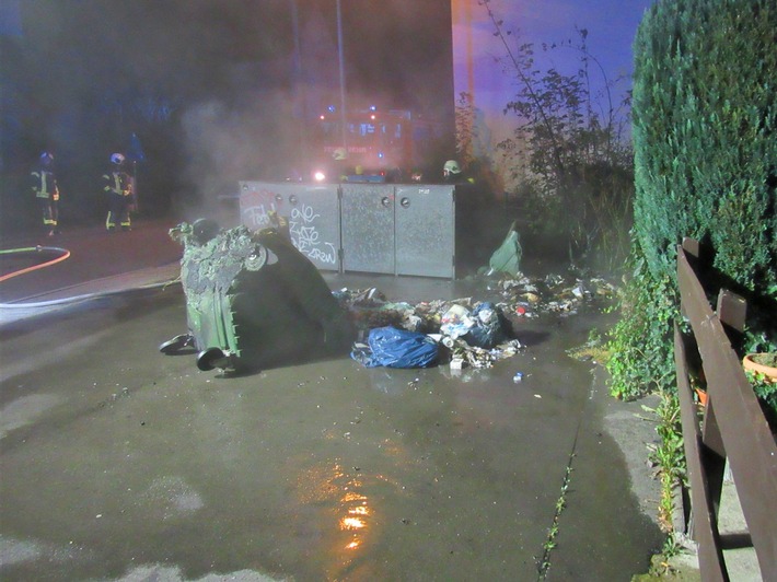 POL-MK: Brand eines Müllcontainers: Zeugin beobachtet Verdächtigen