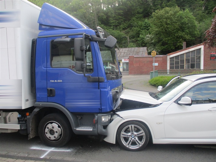 POL-HA: Frontalzusammenstoß zwischen BMW und Lkw