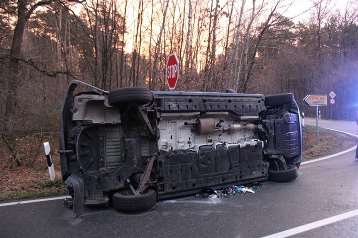 POL-MI: Unfall im Kreuzungsbereich - Bulli landet auf der Seite