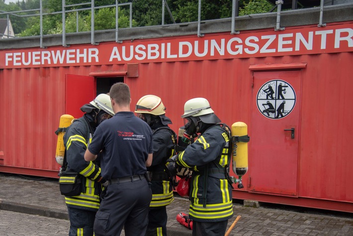 FW-OE: Männer die durchs Feuer gehen - 13 neue Atemschutzgeräteträger bei den Feuerwehren im Kreis Olpe