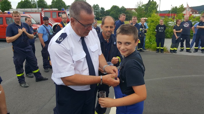 FW-AR: Führungswechsel bei der Jugendfeuerwehr der Stadt Arnsberg: Christian Karla führt jetzt den Feuerwehrnachwuchs - Abschlussübung bei A+E Keller absolviert
