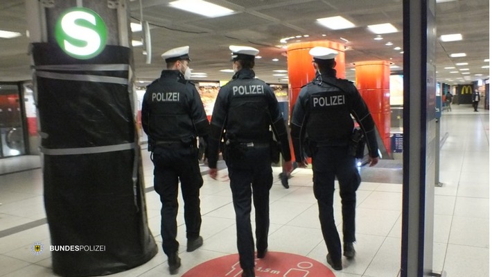 Bundespolizeidirektion München: Einsatz am Münchner Hauptbahnhof / Betrunkene geht auf Polizisten los