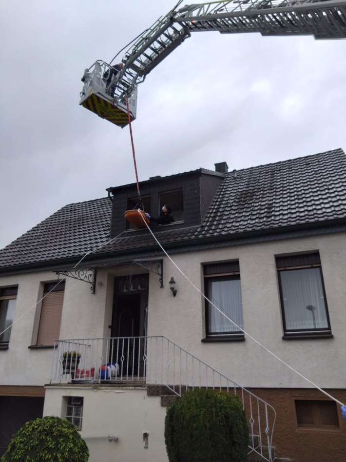 FW-EN: Wetter - Feuerwehr unterstützt dreimal den Rettungsdienst und wird zu zwei Brandmeldeanlagen alarmiert