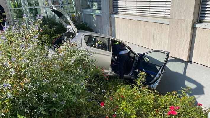 FW-DO: Auto stürzt Böschung herab und prallt vor Hauswand