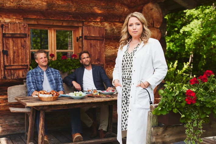 Wo der Berg ruft und der Schliersee glitzert: Die neue SAT.1-Vorabendserie "Die Landarztpraxis" mit Caroline Frier startet am Montag