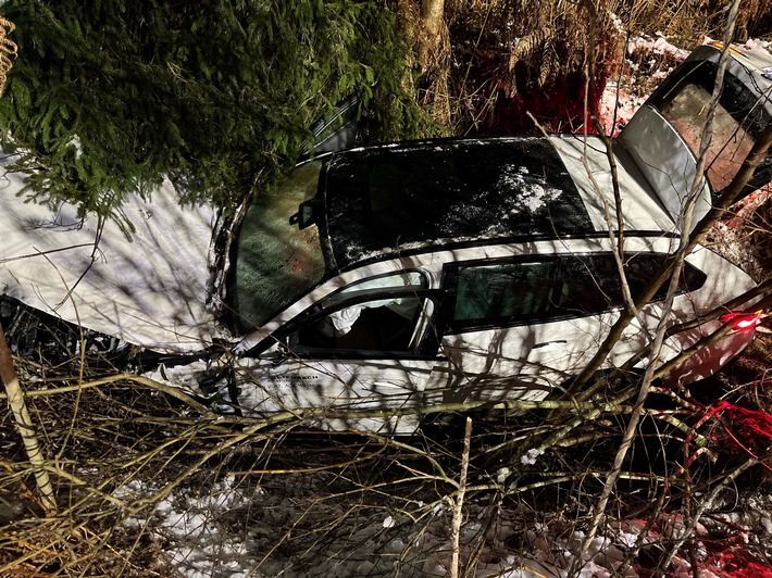 POL-GM: Auf winterglatter Fahrbahn von der Straße abgekommen