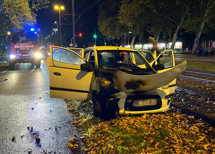 POL-DU: Alt-Hamborn: 44-Jähriger landet mit Auto im Gleisbett - Motorbrand, Alkoholtest positiv