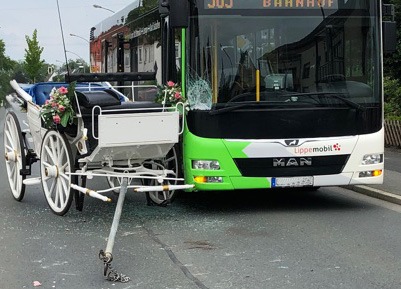 POL-LIP: Bad Salzuflen. Hochzeitskutsche kollidiert mit Bus.