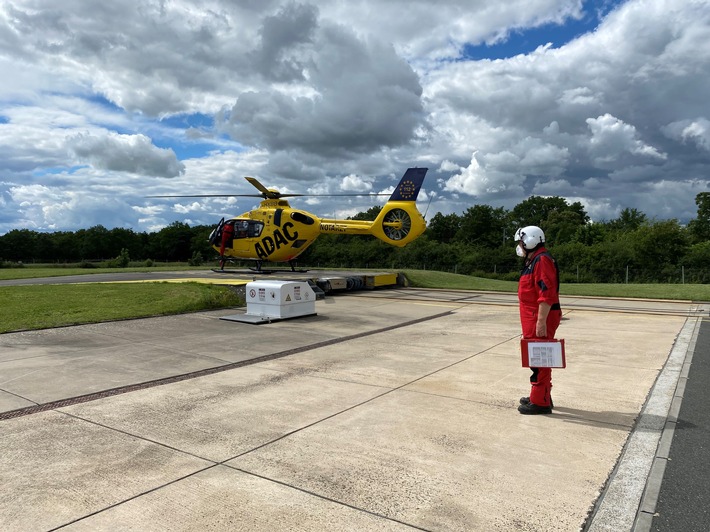 Deutschlands dienstältester Rettungsassistent auf einem Rettungshubschrauber fliegt letzten Einsatz / Ende einer Ära: Ernst Freier von der ADAC Luftrettungsstation in Ochsenfurt verabschiedet