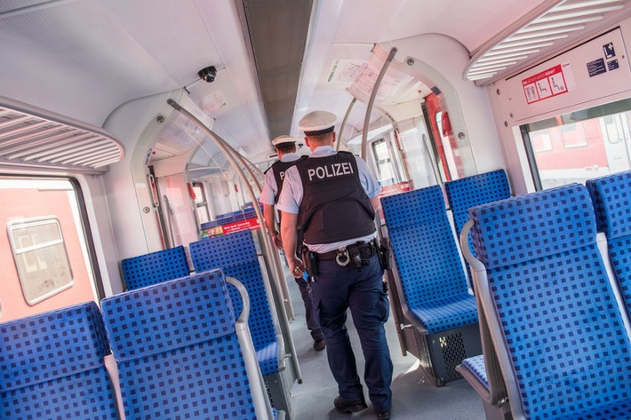 BPOL-KS: Aggressiver Fahrgast flüchtet vor Bundespolizei