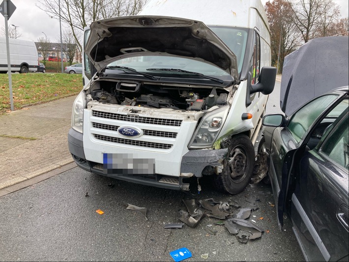 POL-ME: Hoher Sachschaden und drei Verletzte bei Verkehrsunfall - Heiligenhaus - 2111155