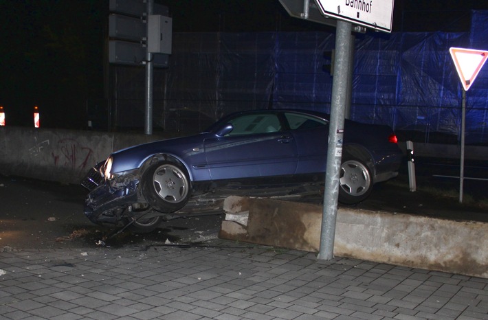 POL-MI: Nach Unfall geflüchtet: Polizisten finden abgerissene Kennzeichen
