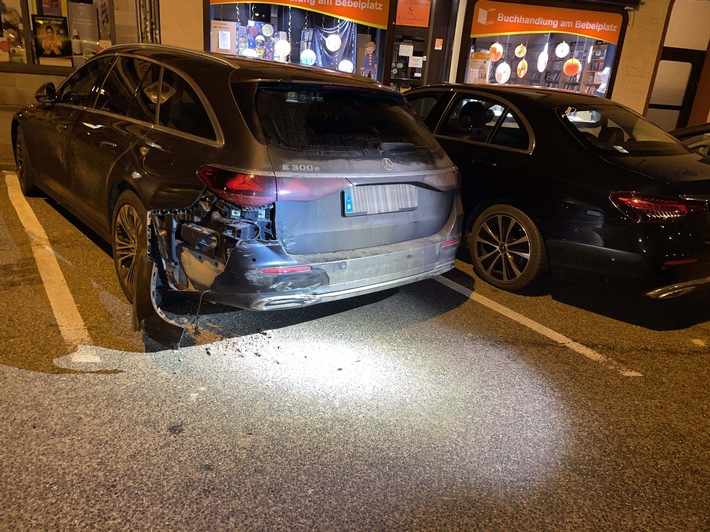 POL-KS: Geparkten Mercedes am Bebelplatz beschädigt: Polizei bittet um Hinweise nach Unfallflucht