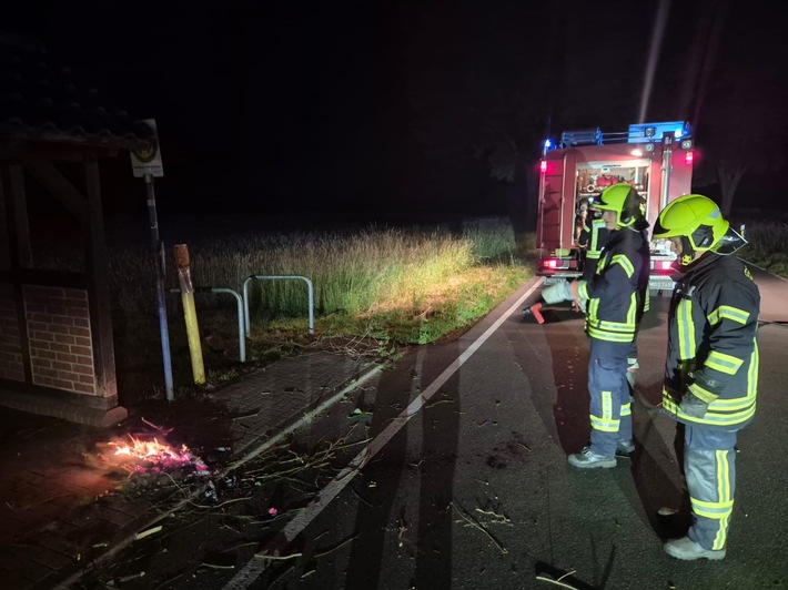 FW Flotwedel: Ortsfeuerwehr Offensen löscht Entstehungsbrand an Bushaltestelle