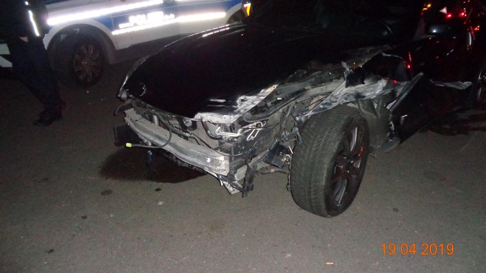 POL-PDKL: Sportwagenfahrer flüchtet nach Verkehrsunfall