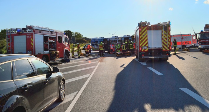 POL-HM: Schwerer Verkehrsunfall auf der Bundesstraße 1 bei Coppenbrügge - Linienbus beteiligt - 9 Verletzte in Kliniken - Rettungshubschrauber im Einsatz