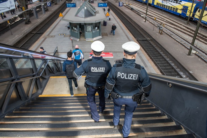 BPOL-HH: 3,8 Promille: Betrunkener verhindert Abfahrt einer S-Bahn im Hauptbahnhof-