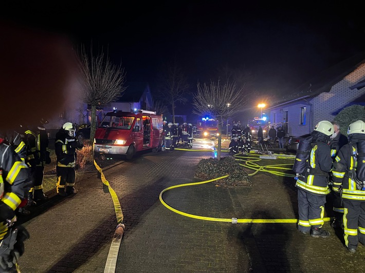 FW Borgentreich: Kellerbrand in einem Wohnhaus in Manrode. Fünf Verletzte wurden in Krankenhäuser verbracht.
