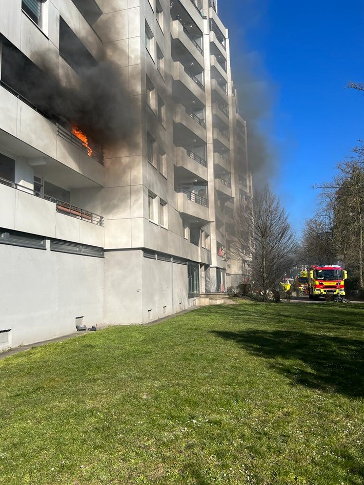 FW Ratingen: Balkonbrand im Hochhaus