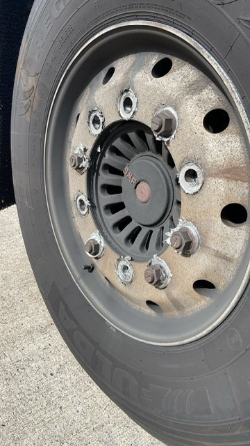 POL-BI: Abgebrochene Radbolzen und defekte Bremsanlage: Polizei stoppt Sattelzug