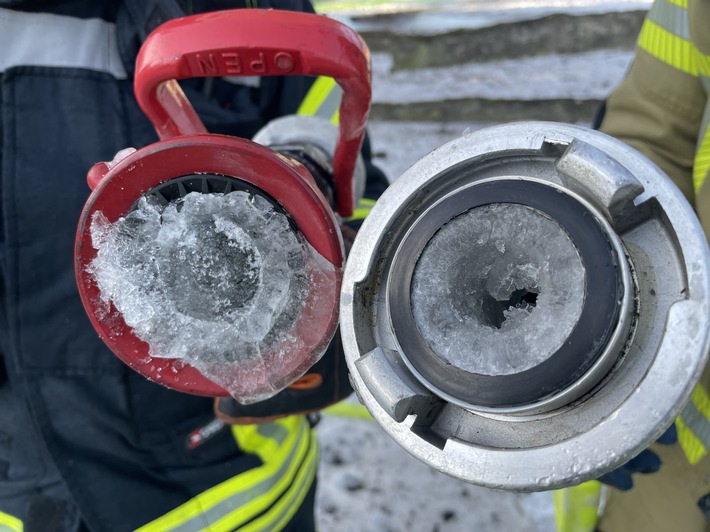 FW Mettmann: Vollbrand einer Scheune in Mettmann-Metzkausen führt zu Großeinsatz der Feuerwehr. Eisige Temperaturen sorgen für erschwerte Einsatzbedingungen.