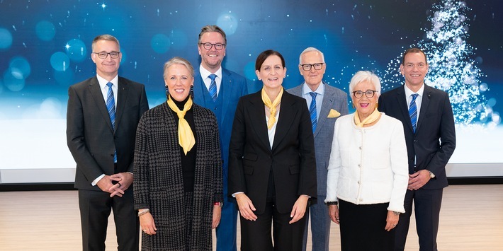 Familie Harting und der Vorstand der HARTING Technologiegruppe freuen sich über das, trotz schwieriger Umstände, starke Umsatzwachstum. / Weiterer Text über ots und www.presseportal.de/nr/120318 / Die Verwendung dieses Bildes für redaktionelle Zwecke ist unter Beachtung aller mitgeteilten Nutzungsbedingungen zulässig und dann auch honorarfrei. Veröffentlichung ausschließlich mit Bildrechte-Hinweis.
