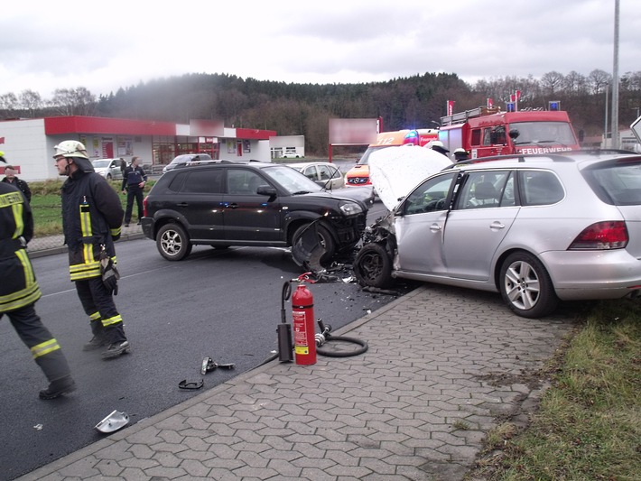FW-AR: Drei leicht Verletzte nach Verkehrsunfall bei Arnsberg-Bruchhausen