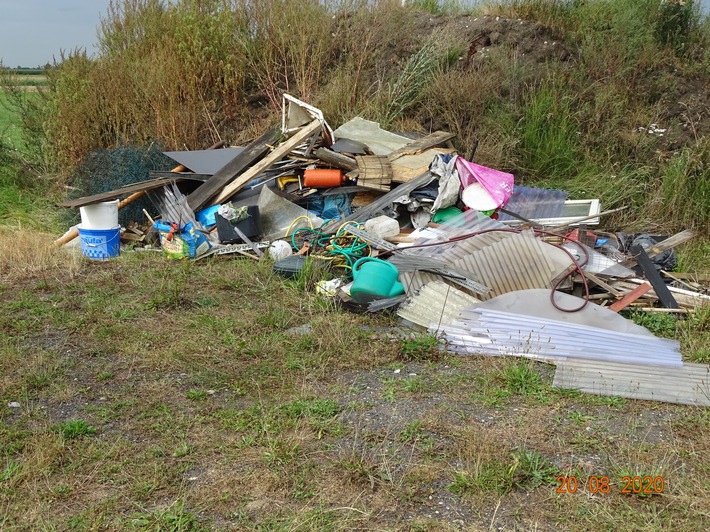 POL-SE: Raa-Besenbek - Umweltsünder entsorgen Abfälle aus Haushaltsauflösung - Polizei sucht Zeugen