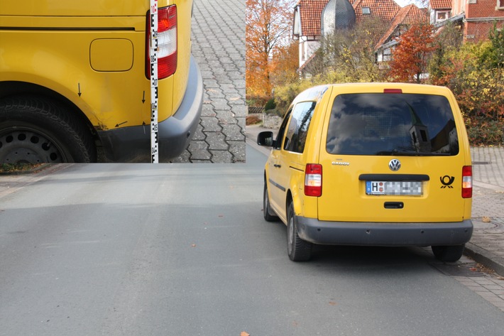 POL-HM: Verkehrsunfallflucht auf der Angerstraße - Postfahrzeug angefahren - silberner Kombi gesucht (Zeugenaufruf)