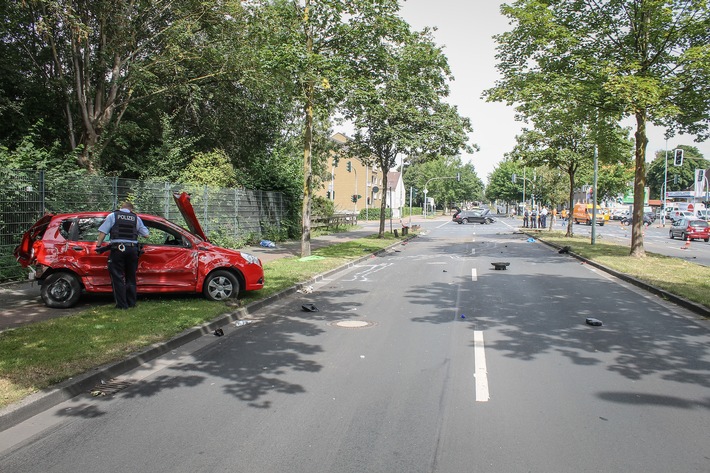 POL-BO: Drei Verletzte, hoher Sachschaden: Zwei Autos stoßen zusammen und touchieren Radfahrer