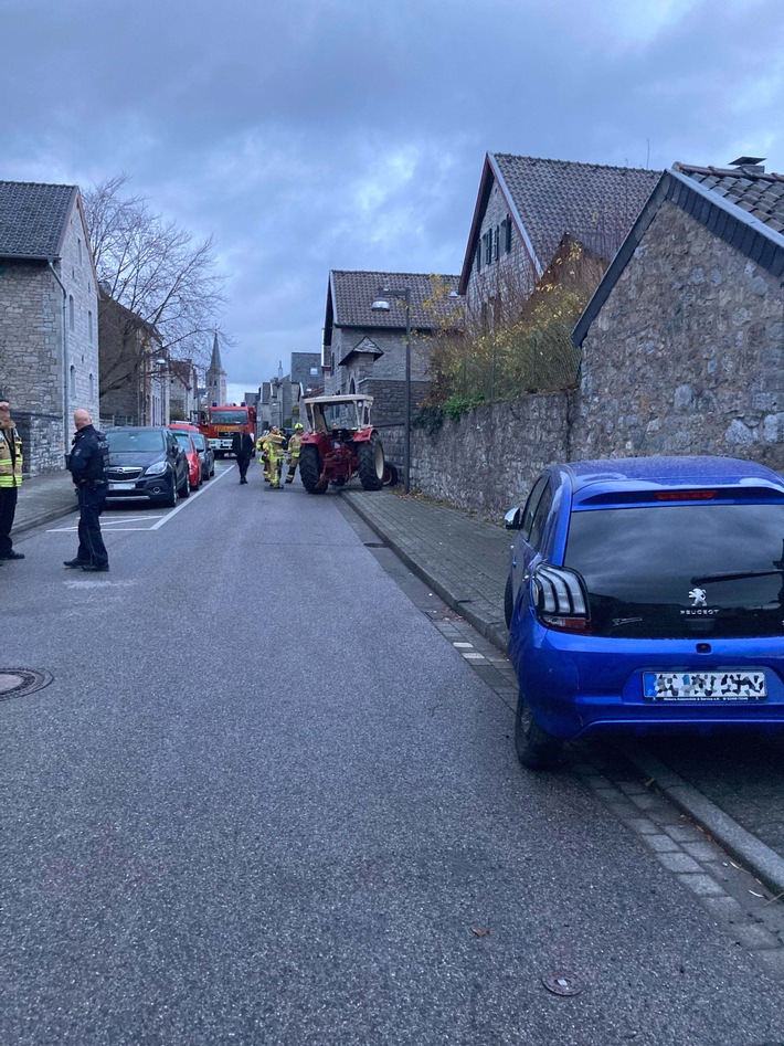 POL-AC: Traktor-Unfall in Breinig - mehrere Fahrzeuge beschädigt