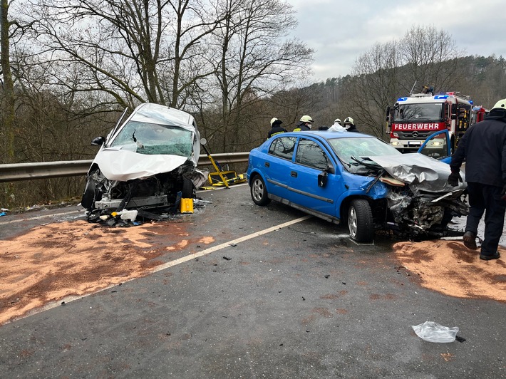 POL-PDPS: Verkehrsunfall mit Personenschaden - Frontalzusammenstoß mit zwei schwerverletzten Personen