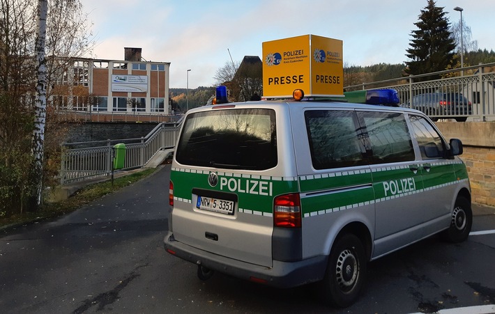 POL-EU: Fortschreibung 1: Brand in Schleidener Schule - Mobile Pressestelle eingerichtet