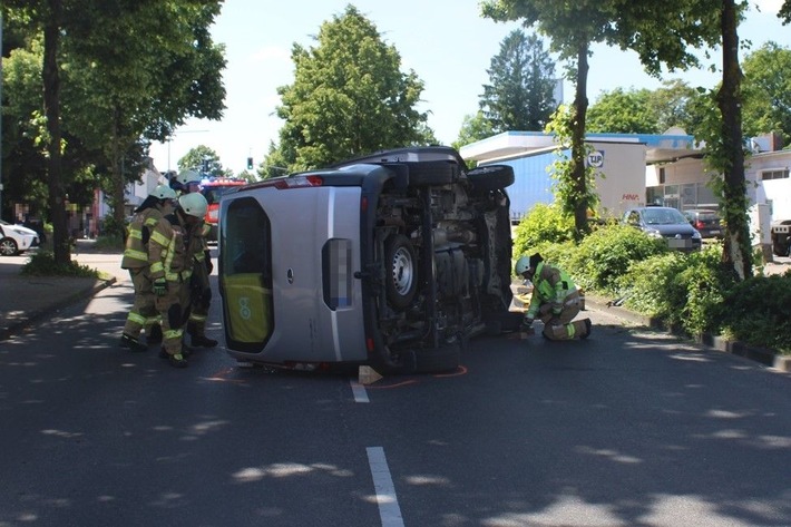POL-RBK: Bergisch Gladbach - Fahrzeug mit Baum kollidiert und auf die Seite gekippt - Zwei Leichtverletzte