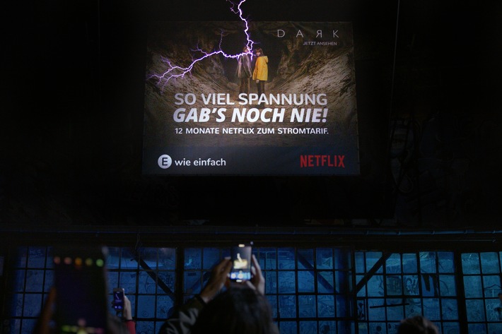 Hochspannung pur: E WIE EINFACH und NETFLIX präsentieren erstes blitzendes Plakat der Welt